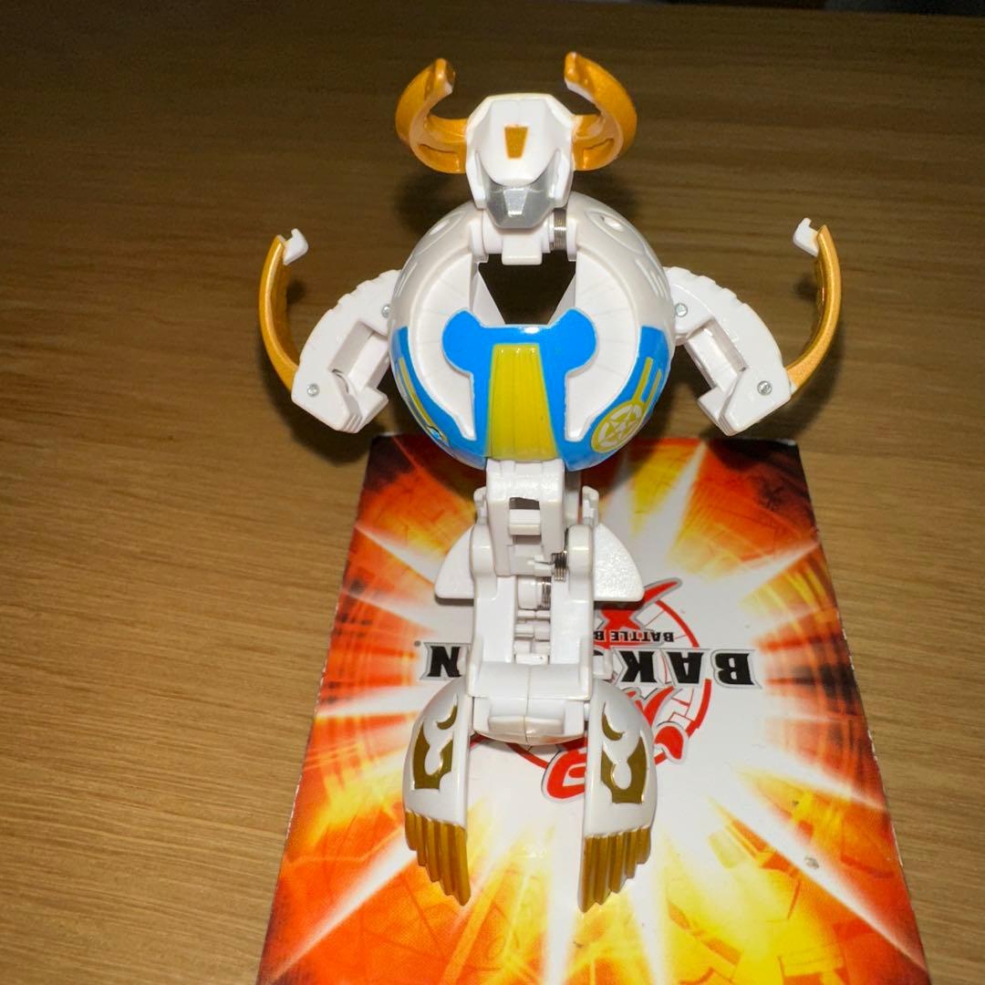 爆丸　巨タウレス　白　レアカラー